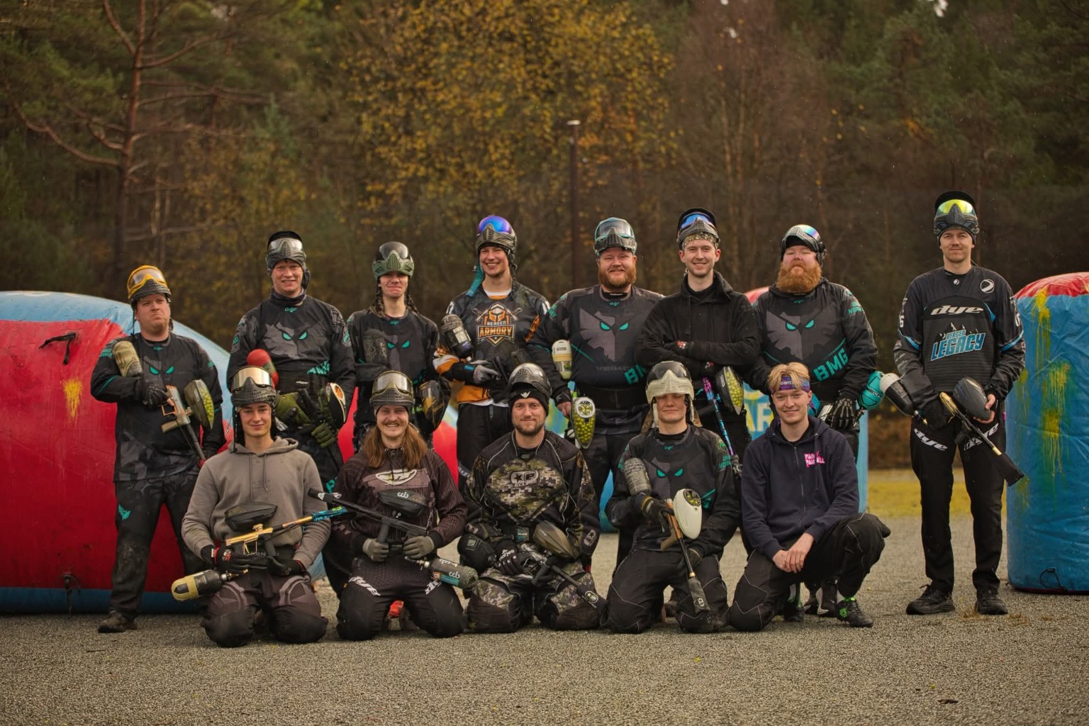 Klubbens spillere samlet på speedballbanen